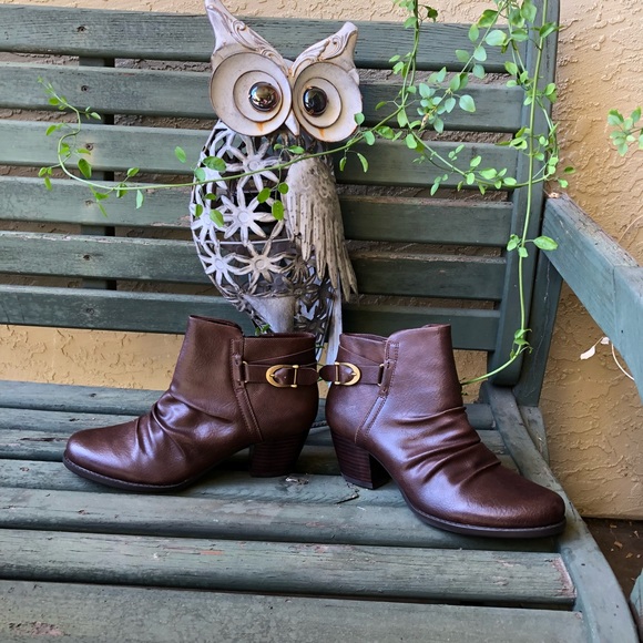 Shoes - Picture 2 of 4